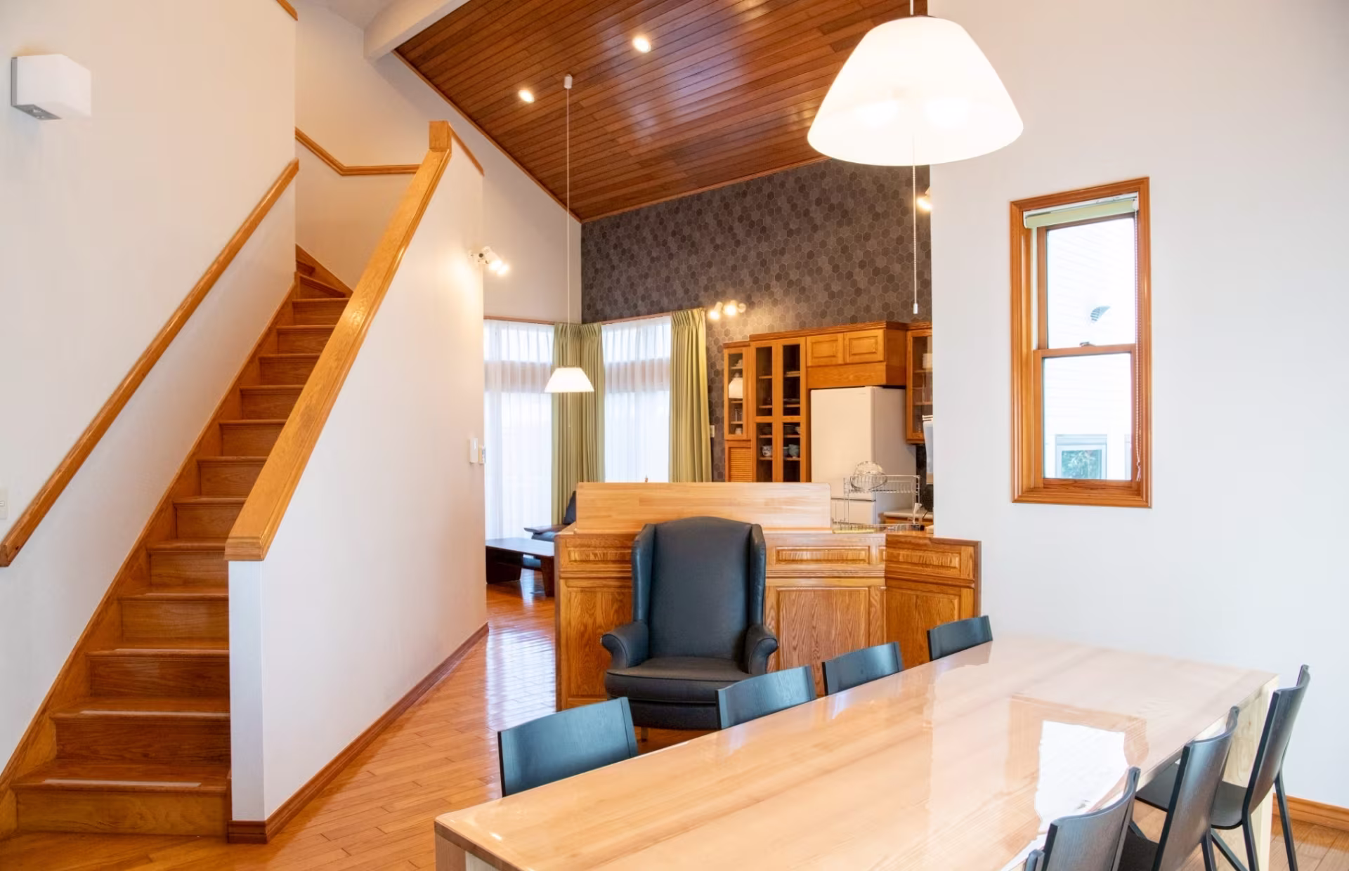 ダイニング側から見たキッチンと階段の写真