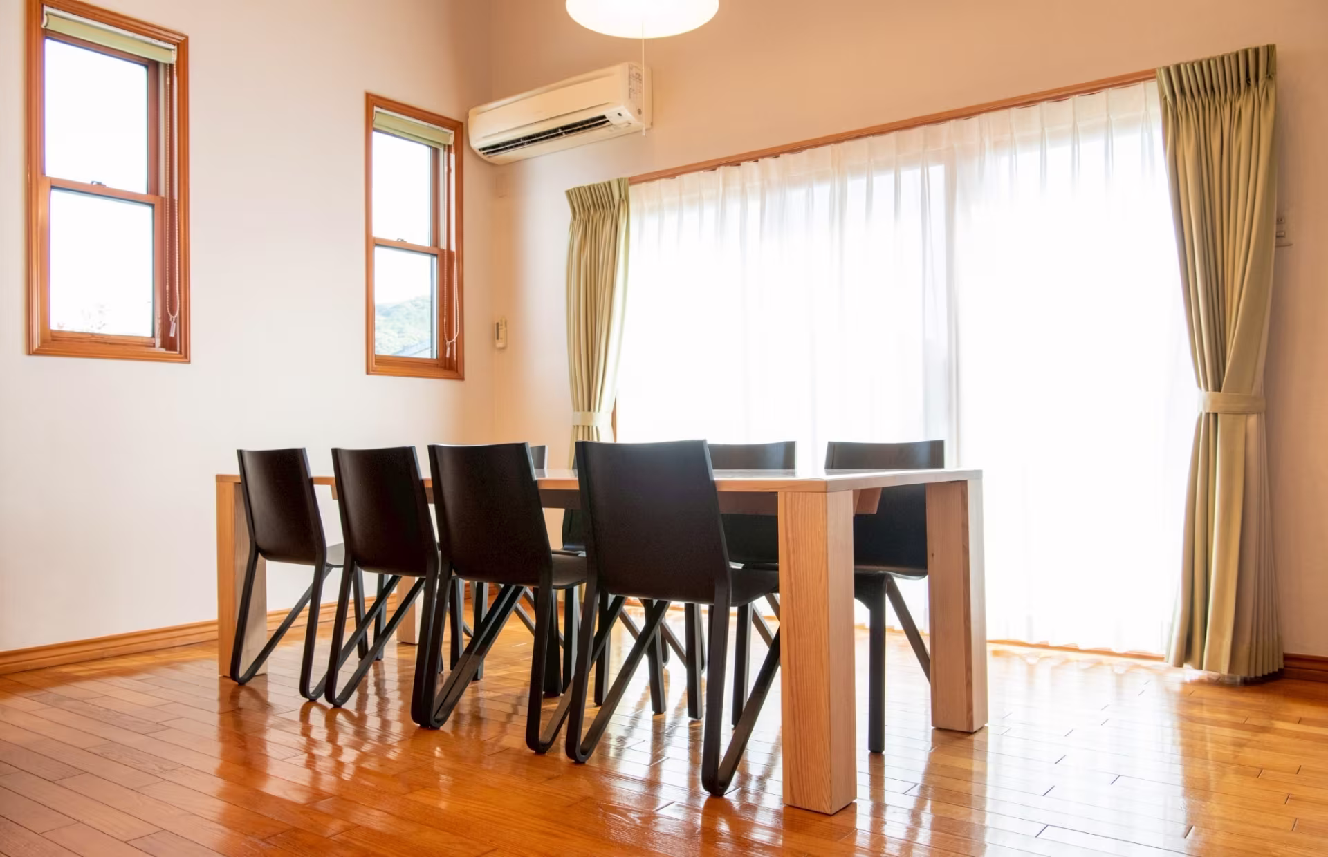 8人掛けのダイニングテーブルと椅子の写真