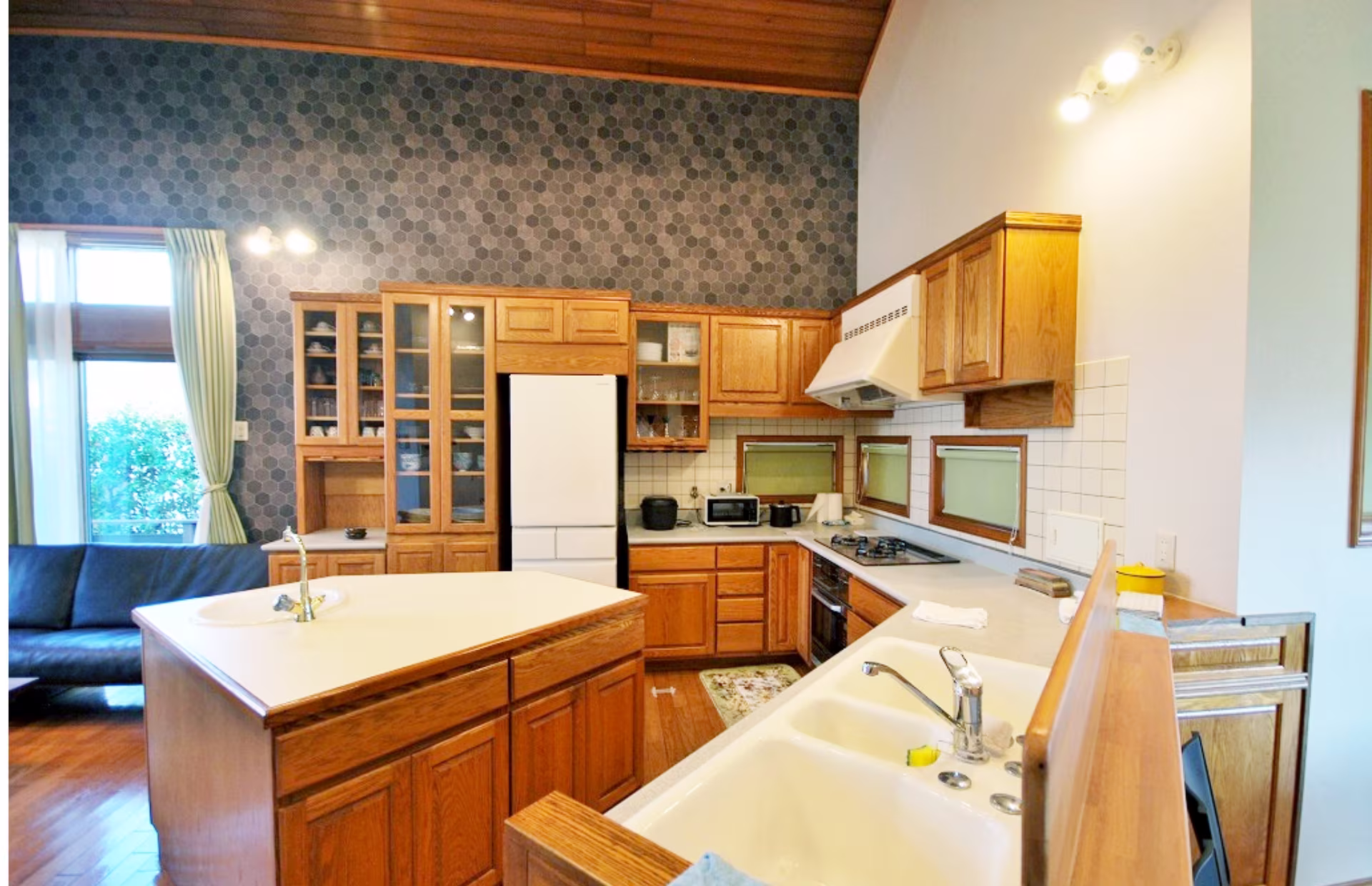 木目調のキッチン全景の写真