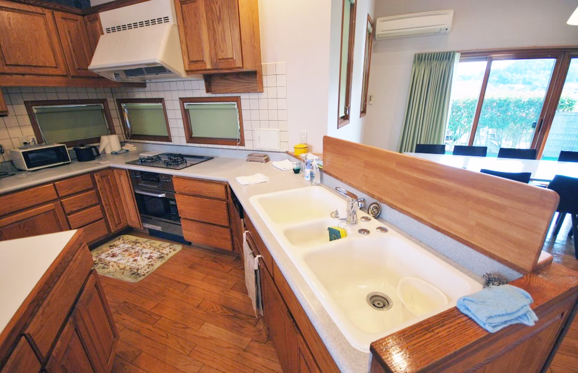 キッチンのシンクからコンロまでの写真