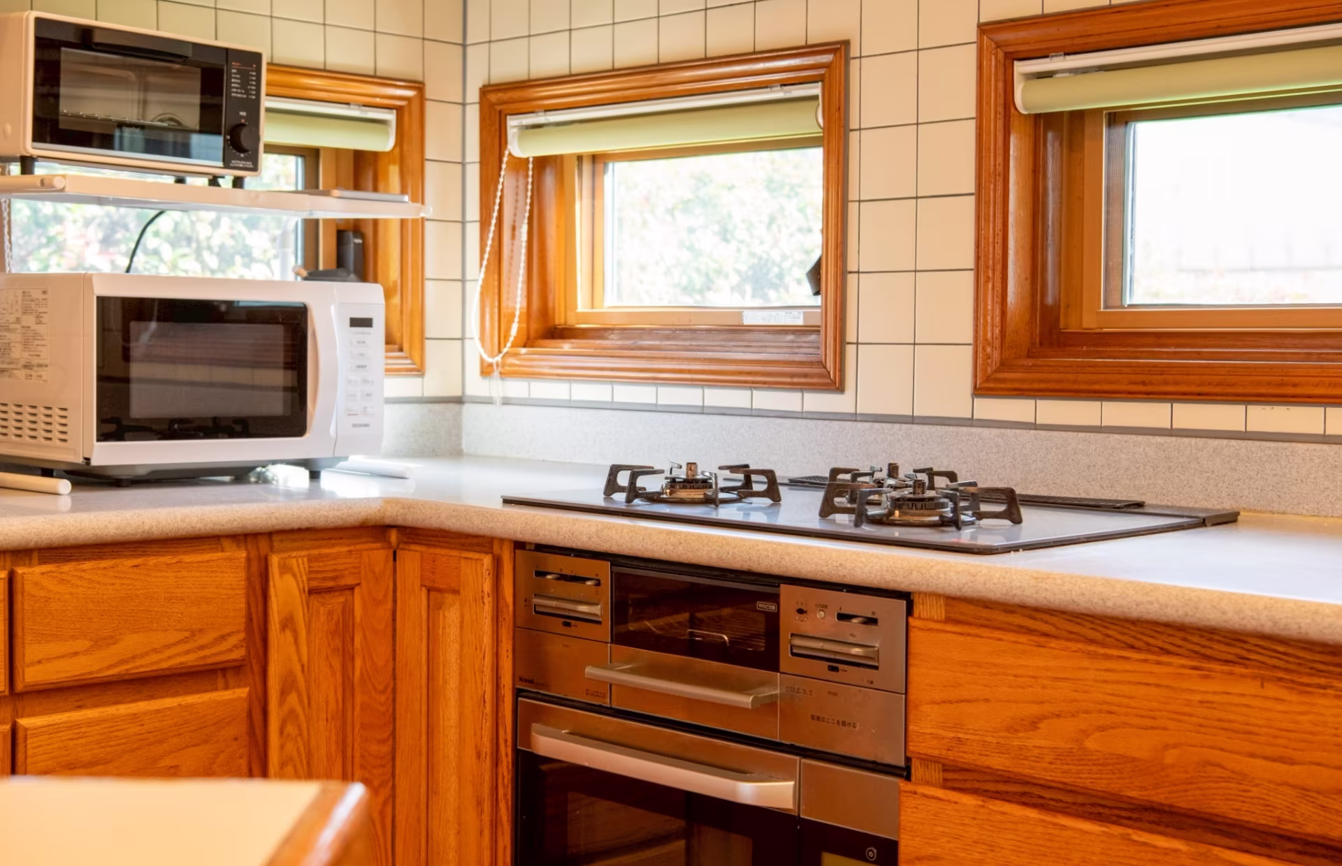 キッチンのコンロ・電子レンジ・トースターの写真