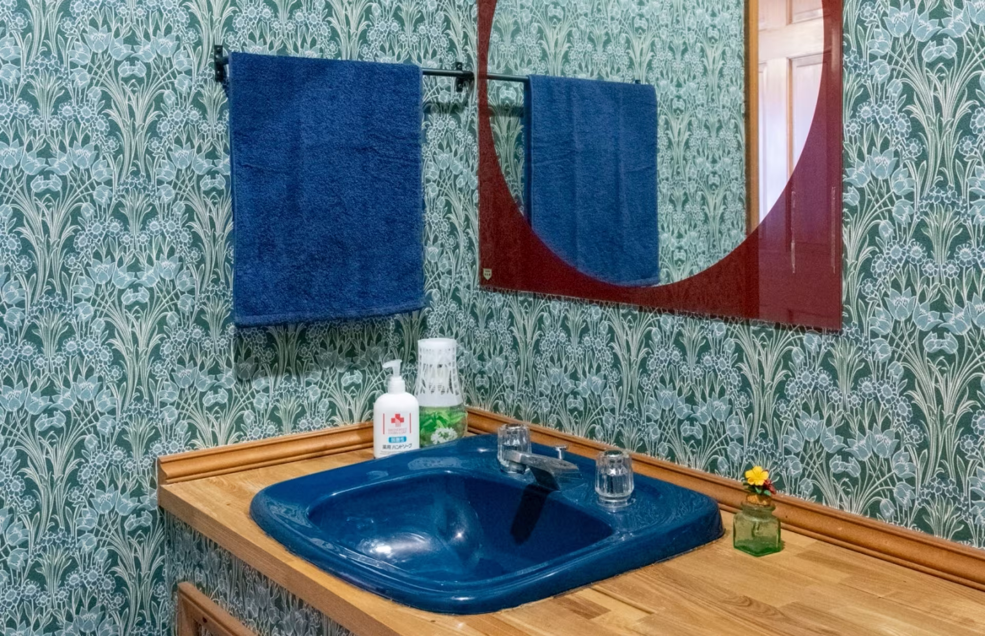 リビング側のトイレの洗面台の写真